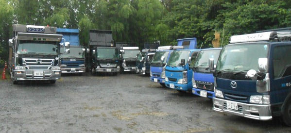 茨城県石岡市（旧八郷町）にある有限会社シンケンのダンプトラックです。4t・3t・2tと3種類のダンプトラックを保有しています。