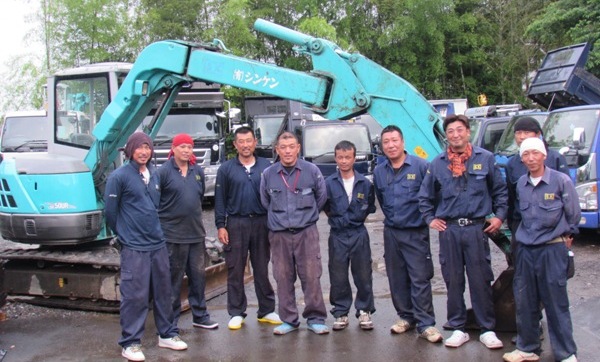 茨城県石岡市（旧八郷町）にある有限会社シンケンの屈強な従業員たちです。皆、仕事も遊びも真剣に取り組みます。